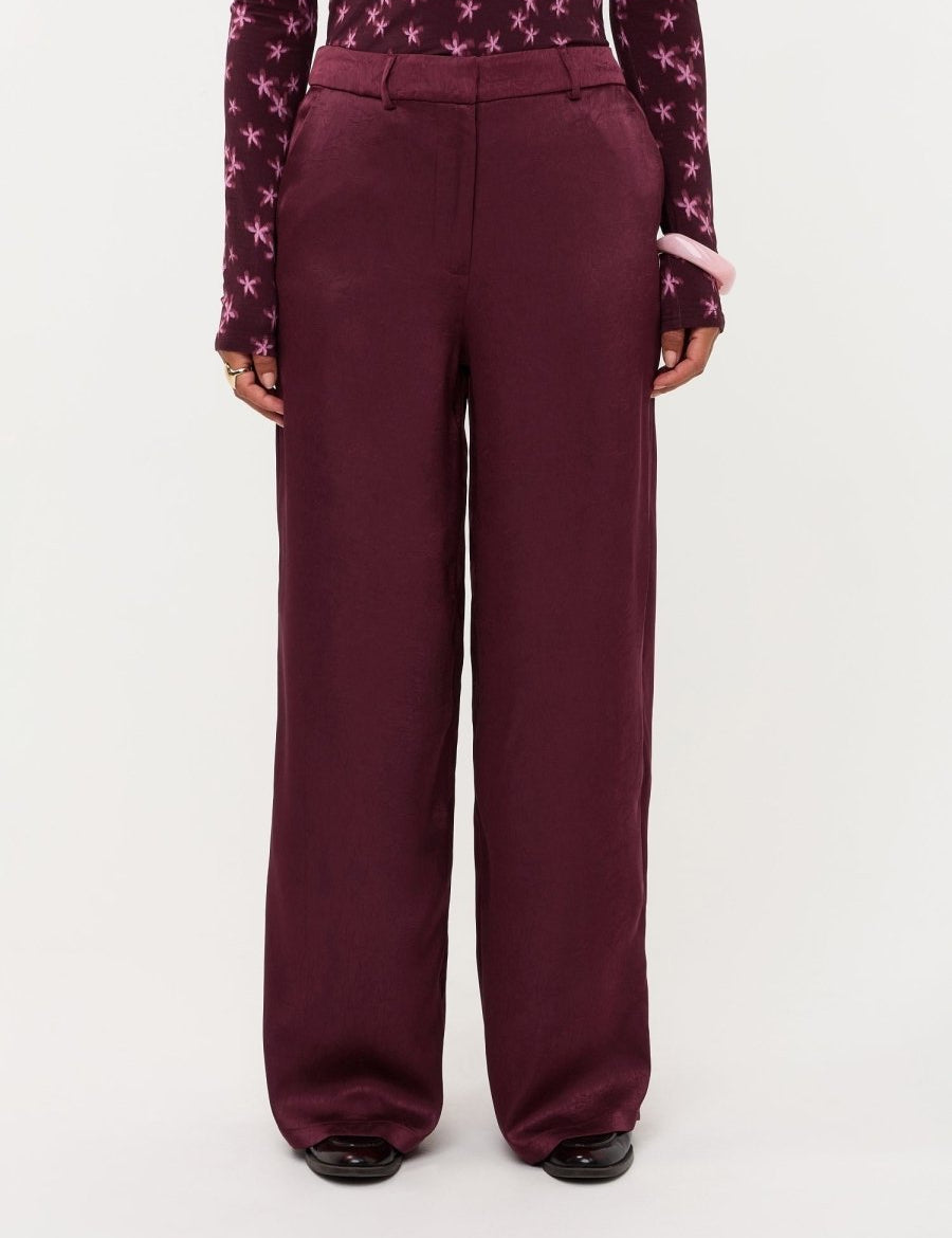 Campagnebeeld Ydence winter 2026: bordeaux wijde broek Ydence Cecillia | Jo&Co Club