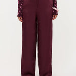 Campagnebeeld Ydence winter 2026: bordeaux wijde broek Ydence Cecillia | Jo&Co Club