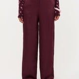 Campagnebeeld Ydence winter 2026: bordeaux wijde broek Ydence Cecillia | Jo&Co Club