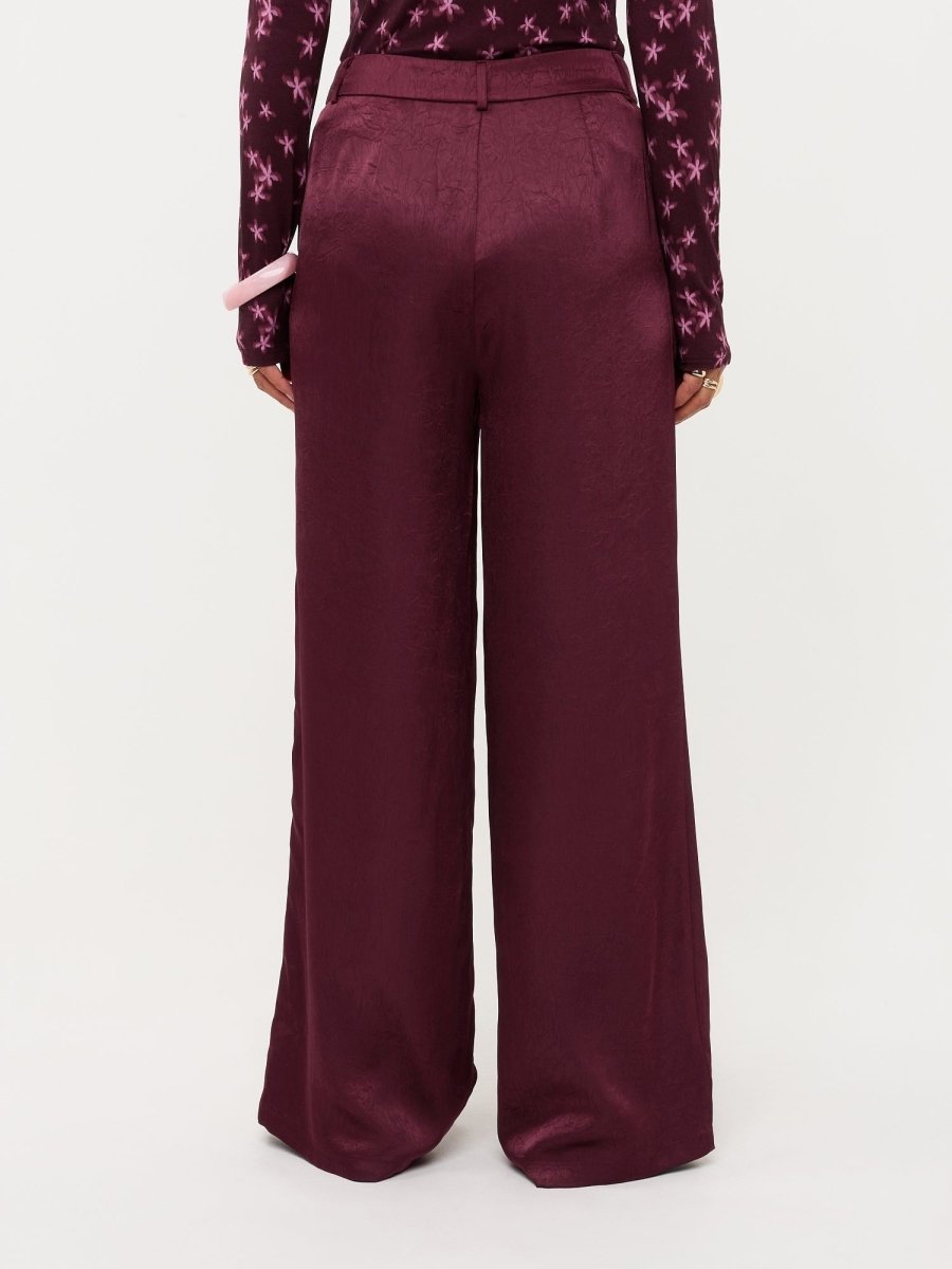 Campagnebeeld Ydence winter 2026: bordeaux wijde broek Ydence Cecillia | Jo&Co Club