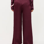 Campagnebeeld Ydence winter 2026: bordeaux wijde broek Ydence Cecillia | Jo&Co Club