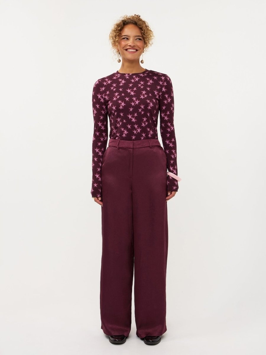 Model in bordeaux wijde broek Ydence Cecillia | Jo&Co Club