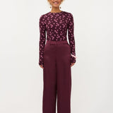 Model in bordeaux wijde broek Ydence Cecillia | Jo&Co Club