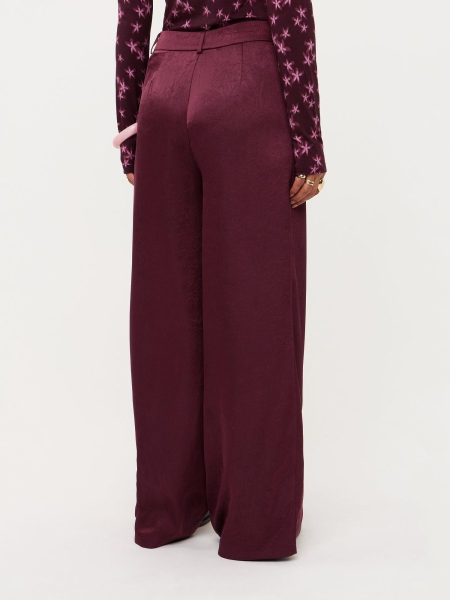 Campagnebeeld Ydence winter 2026: bordeaux wijde broek Ydence Cecillia | Jo&Co Club