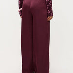 Campagnebeeld Ydence winter 2026: bordeaux wijde broek Ydence Cecillia | Jo&Co Club