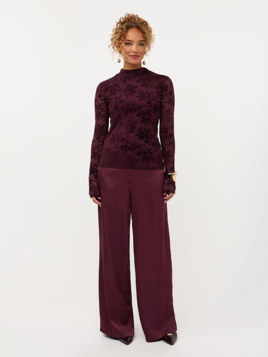 Model in bordeaux wijde broek Ydence Cecillia | Jo&Co Club