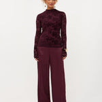 Model in bordeaux wijde broek Ydence Cecillia | Jo&Co Club