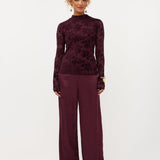 Model in bordeaux wijde broek Ydence Cecillia | Jo&Co Club