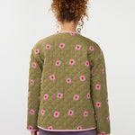 Model draagt het robylin jacket met blomen borduursels van Ydence, achteraanzicht.