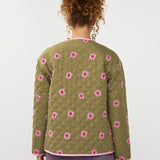 Model draagt het robylin jacket met blomen borduursels van Ydence, achteraanzicht.