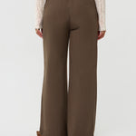 Model draagt de yade pants van ydence in de kleur mud, achter aanzicht.