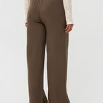Model draagt de yade pants van ydence in de kleur mud, achter aanzicht.